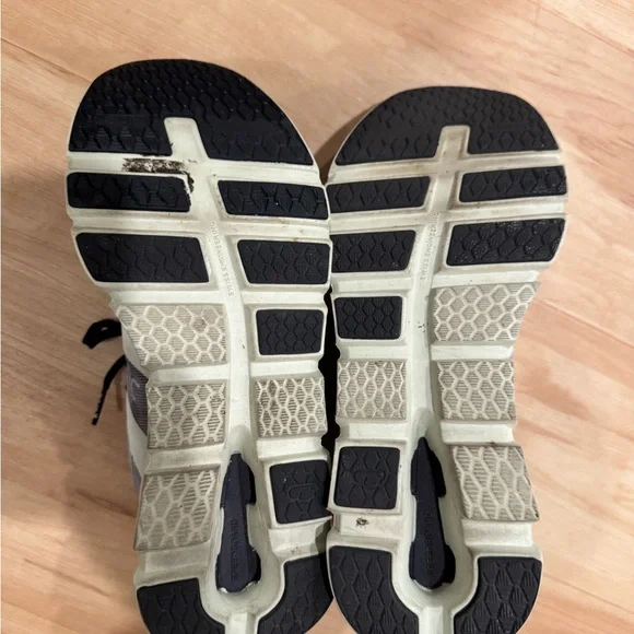 On Running Women’s Shoes Gently Used - Picture 4 of 5